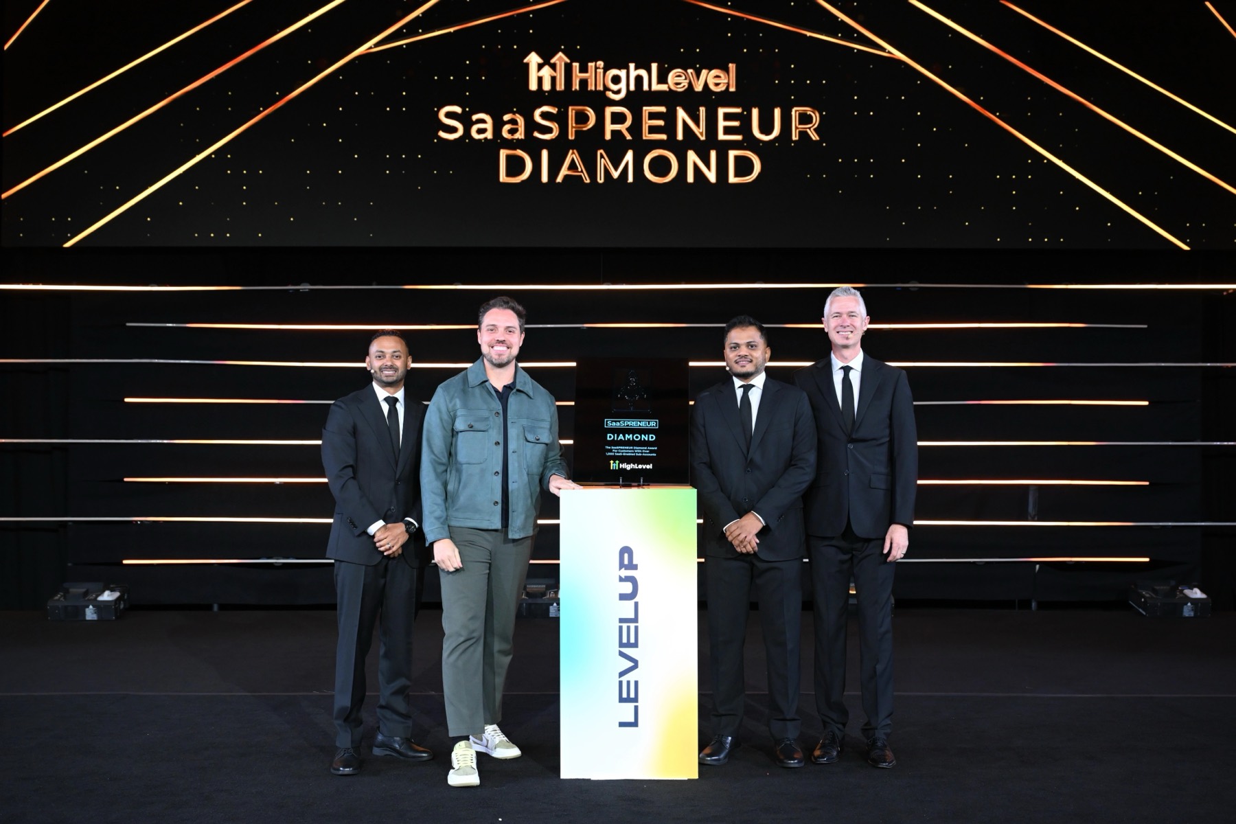 Gui Bassoli recebendo o prêmio SaaSPreneur Diamond da HighLevel